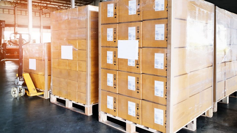 Inredning av lagringslager, bunt med paketlådor på pallar, lastexport, lagerindustri leverans leverans av varor, logistik, transport