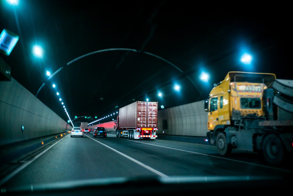 Lastbilstransport i en tunnel.