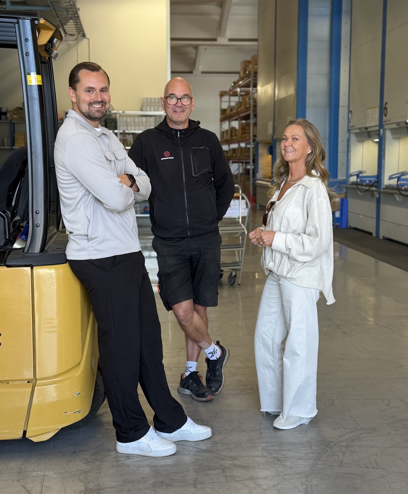 Pontus Mattlin och Ulf Linderum från Schuchardt Maskin tillsammans med Lotta Källström från TKL Logistics i Schuchardts lager.